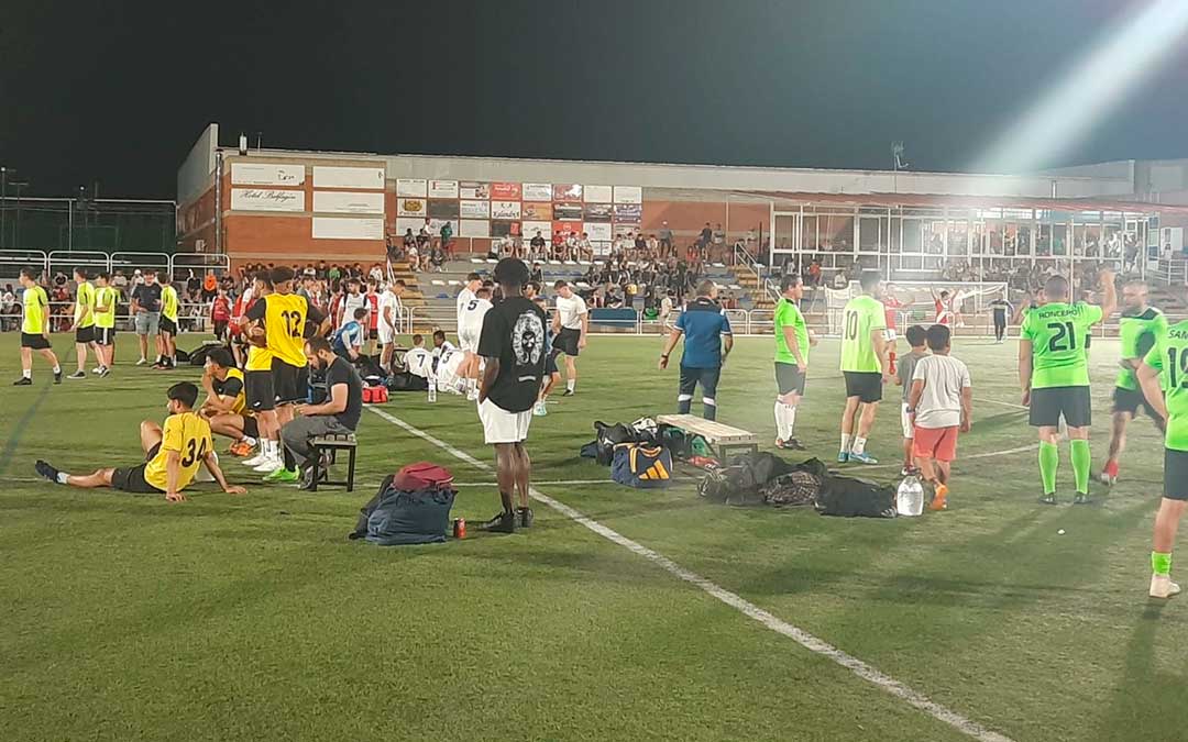 Los equipos esperando para entrar a jugar su respectivo partido. / Ricardo Artieda
