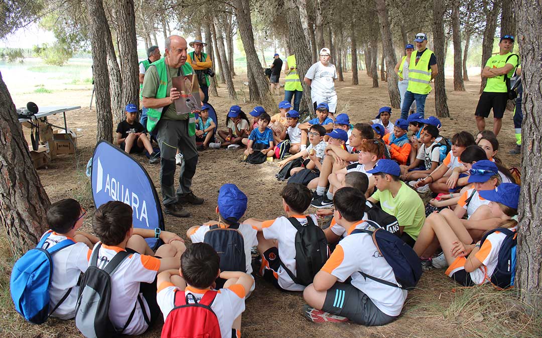 Javier Escorza explicando los distintos tipos de aves a los jóvenes alcañizanos / L. Castel