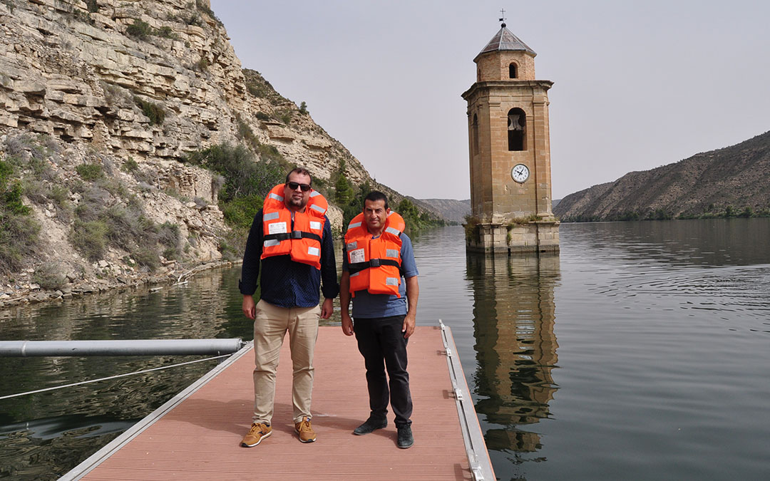 Eduardo Bustillo, representante de la Red CCF en Aragón, junto a Roberto Cabistany, alcalde./ J.L.