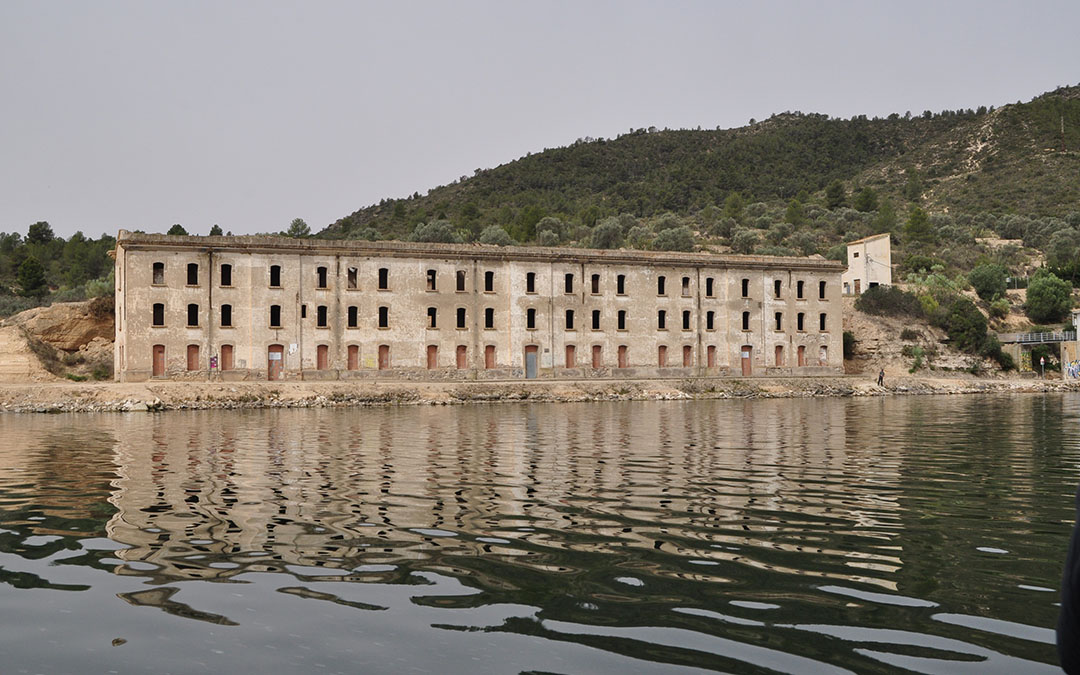 Antiguo edificio de RENFE desde el llaüt./ J.L.