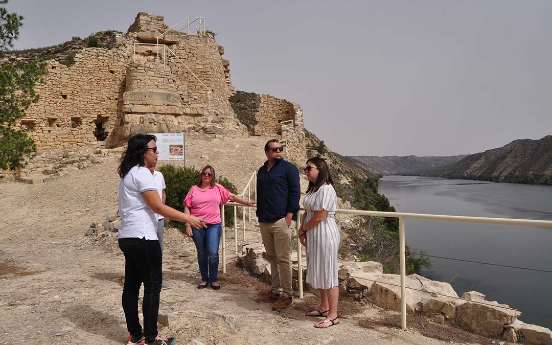 La visita guiada incluye ahora explicaciones sobre las ruinas del castillo del pueblo viejo de Fayón./ J.L.