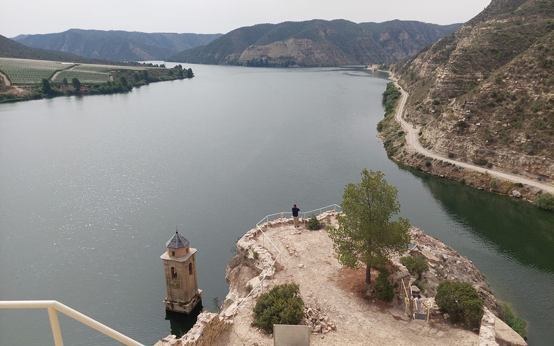 Panorámica del campanario, vestigios del antiguo castillo, el Ebro embalsado y su confluencia, al fondo, con el Matarraña./ J.L.