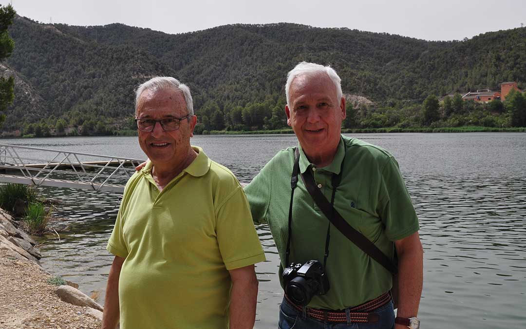 Enrique y Gregorio Córdoba son dos hermanos que vivieron en el edificio de RENFE de Fayón hasta la inundación del pueblo viejo./ J.L.