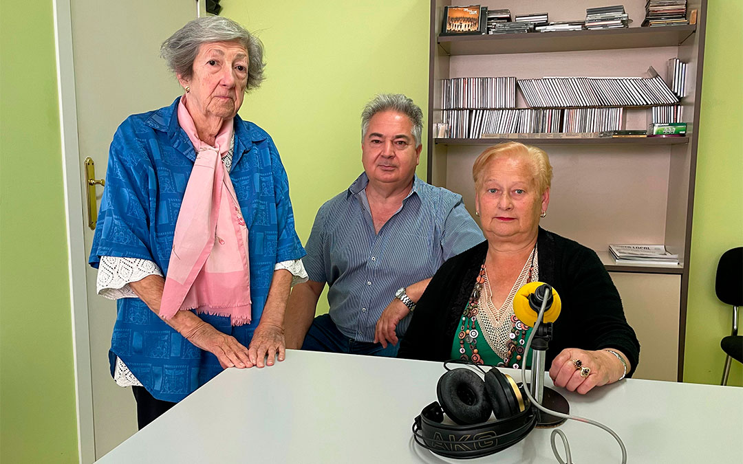 Rosi Ruiz, presidenta de la Cofradía de la Santísima Trinidad, Mari Carmen Náguila, secretaria de la misma y Javier Catalán, Hermano Mayor de la cofradía, en Radio Caspe./ S.F.