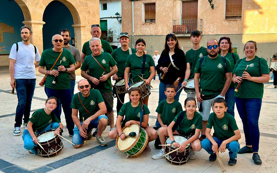 Los Gaités flanqueados por Ana Belén Tomás y Laviña a derecha e izquierda, y con la cantera bien preparada para el desfile en su pueblo. / L.C.