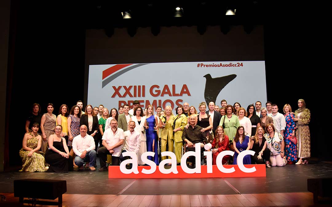 Foto de familia de Asadicc con los premiados de la XXIII edición./Asadicc