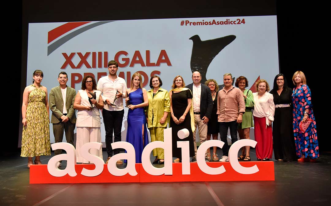 Premiados, junta y autoridades durante la gala./ASADICC