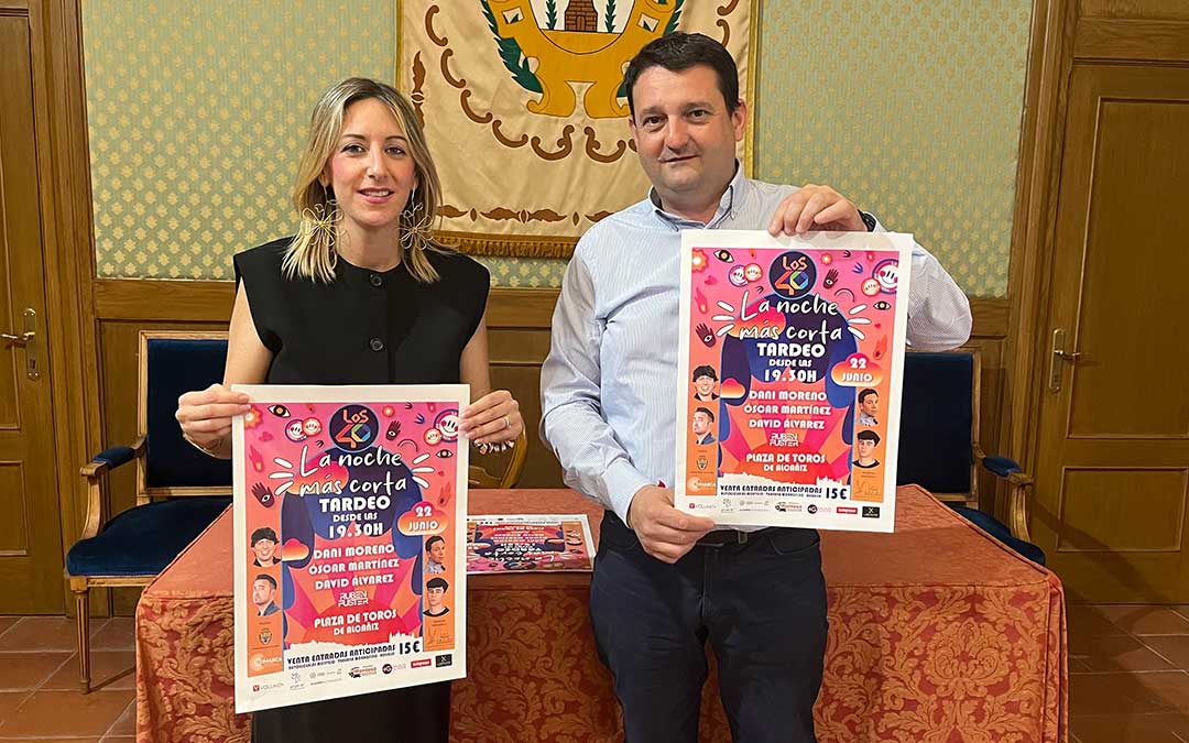 La comercial del grupo La COMARCA organizadora de la fiesta, Raquel García; y el alcalde, Miguel Ángel Estevan, este martes presentando el evento / L. Castel