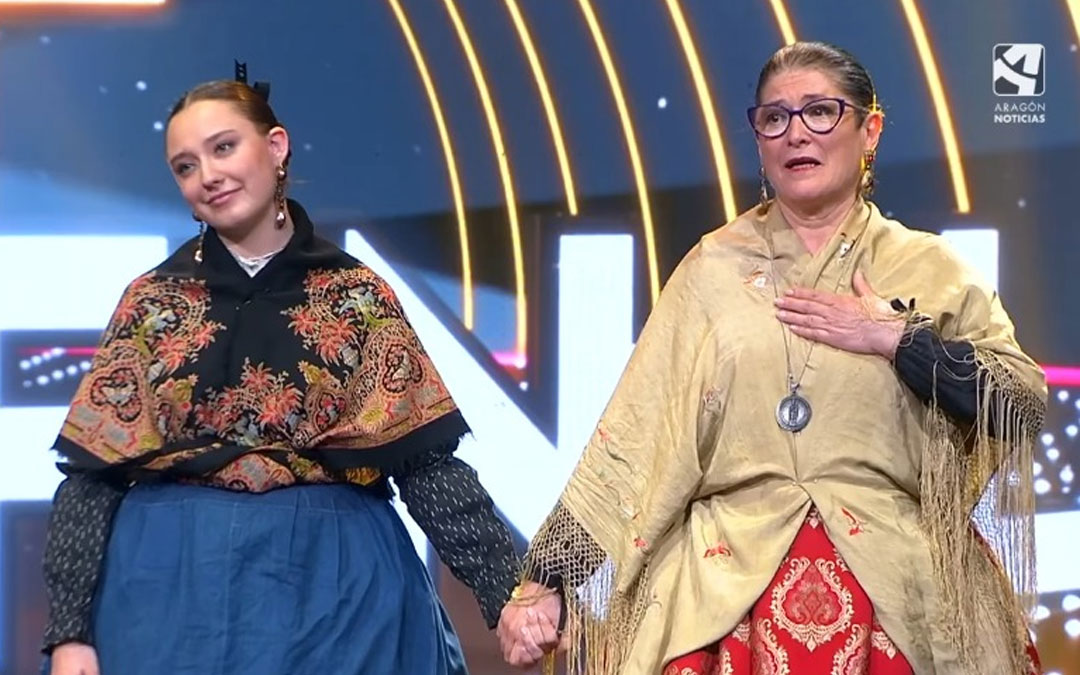 Iris Pérez (a la izda.) junto a la ganadora de la tercera edición de Jotalent, Mari Carmen Rived./ Aragón TV