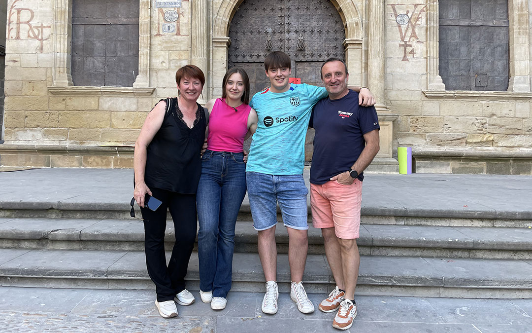 Iris Pérez rodeada de su madre, Eva Ginés, de su hermano Leo y de su padre, Rubén Pérez./ María Celiméndiz
