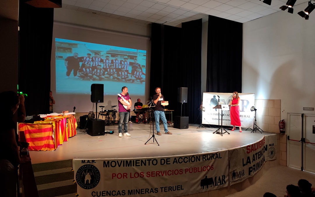 Jota y Flip, miembros de IXO RAI! recibiendo el Premio del MAR en la categoría Nacional./I.M.