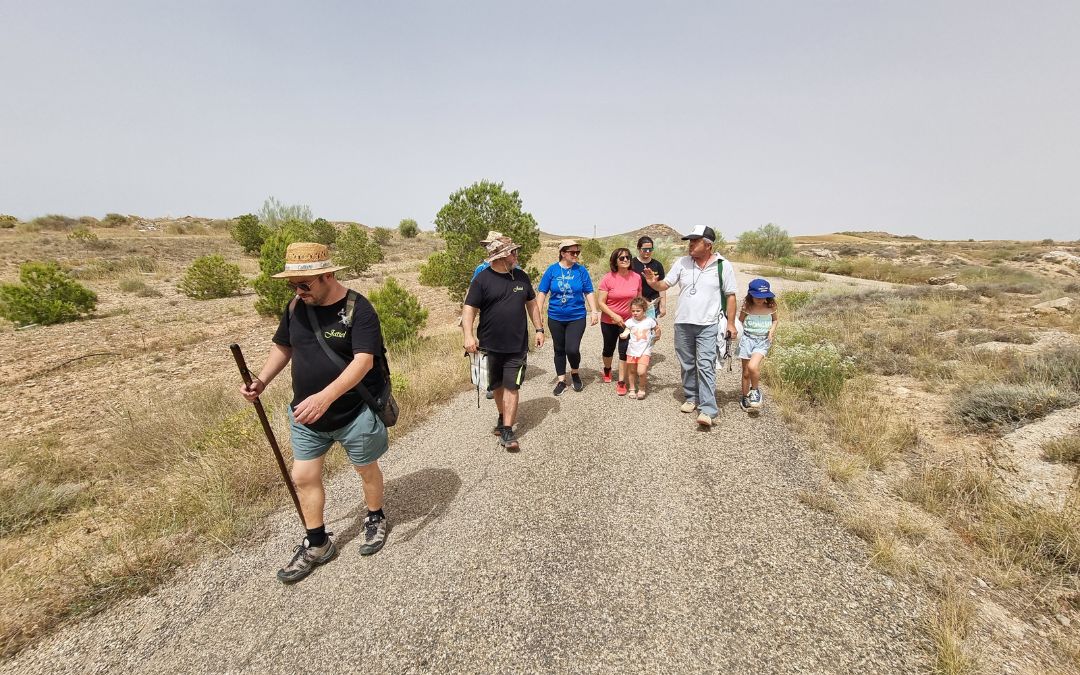 Participantes en el paseo de este sábado en Jatiel para conocer el uso de la brújula. La iniciativa formaba parte del proyecto 'Nuestro Río'./ Káralom.