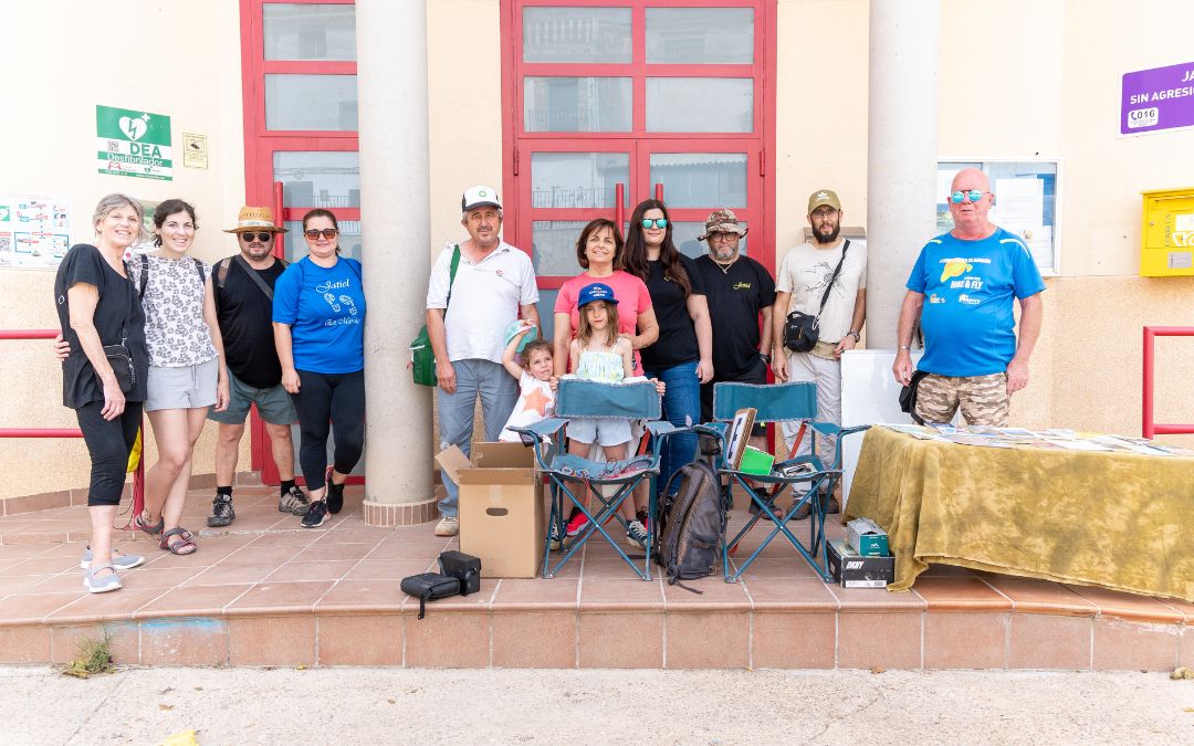 Participantes en el paseo de este sábado en Jatiel para conocer el uso de la brújula. La iniciativa formaba parte del proyecto 'Nuestro Río'./ Káralom.