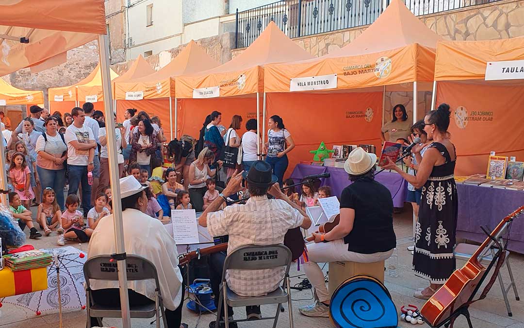 Expectación en la cantacuentos ‘Rola&Crol’ con Carmen Santaliestra. / Asociación Cultural Jatiel