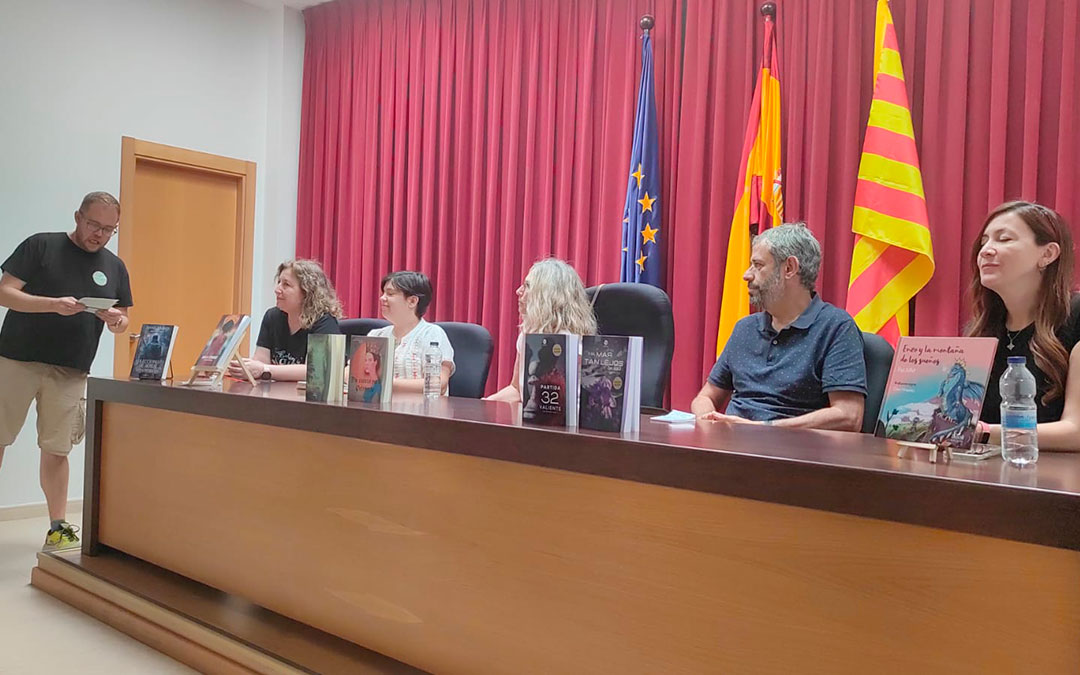 Mesa redonda con varios autores moderada por Miguel Gardeta. / Asociación Cultural Jatiel