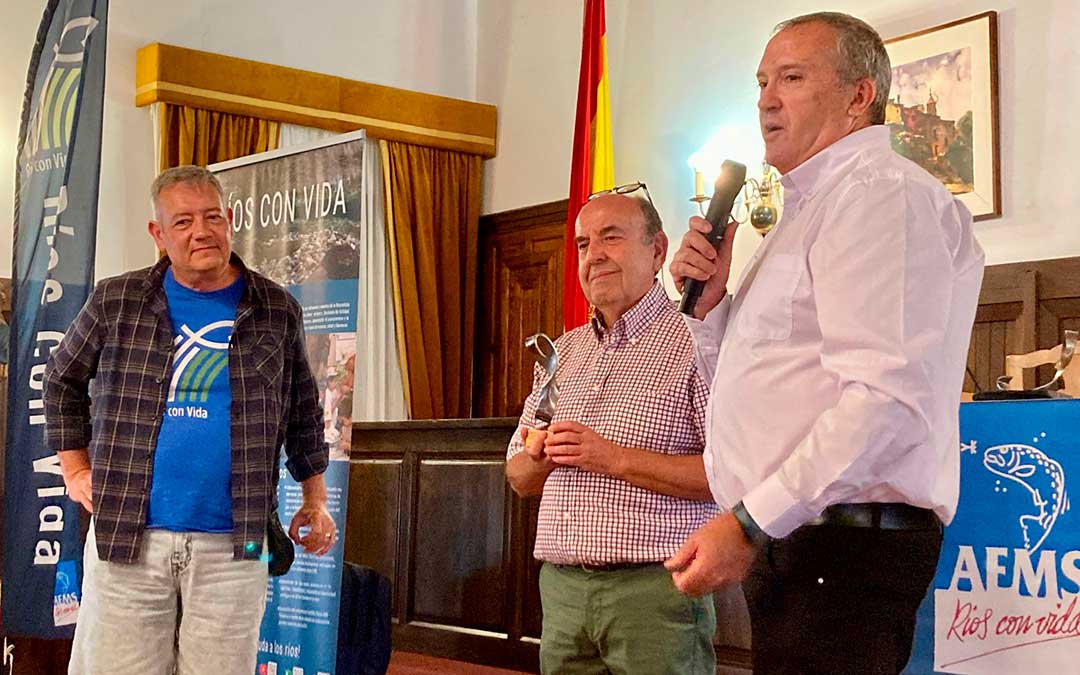Javier Escorza recibiendo el premio Ríos Vivos este domingo./L.C