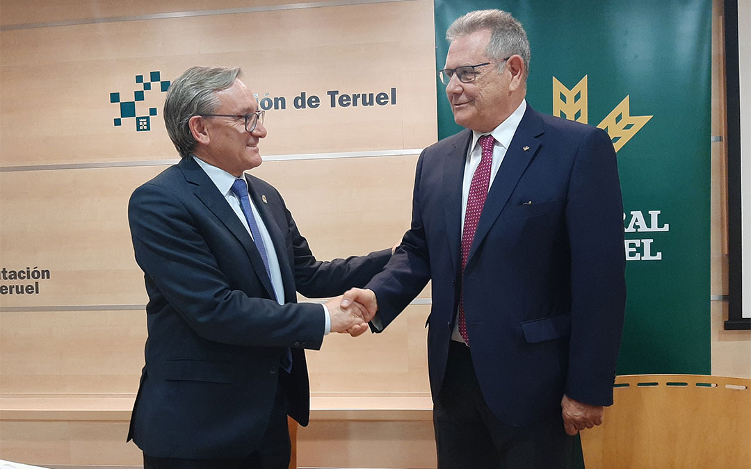 Los presidentes de la DPT y de la cooperativa de crédito, Joaquín Juste y José Cuevas, han rubricado el acuerdo./ DPT