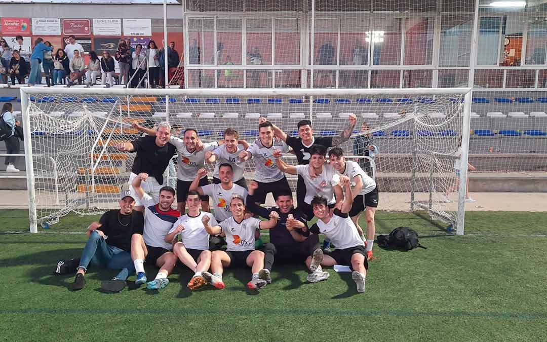 Los Infantiles del Mora tras la tanda de penaltis de la final. / Ricardo Artieda