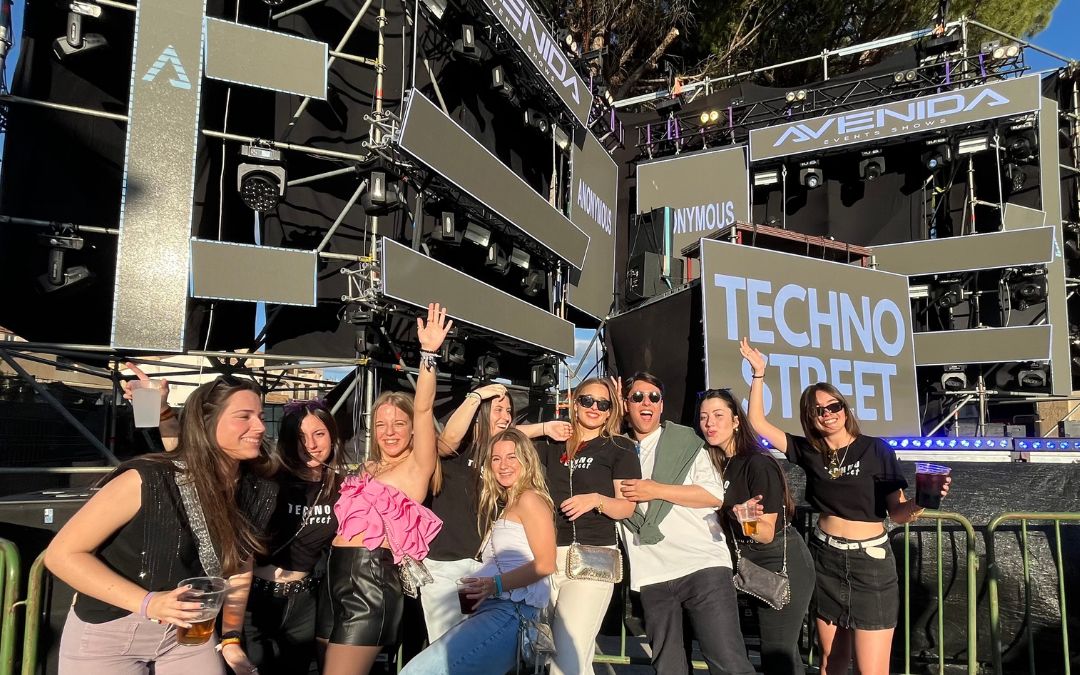 Grupo de amigos disfrutando este sábado del Mas Fest Techno Street Festival./ C.O.