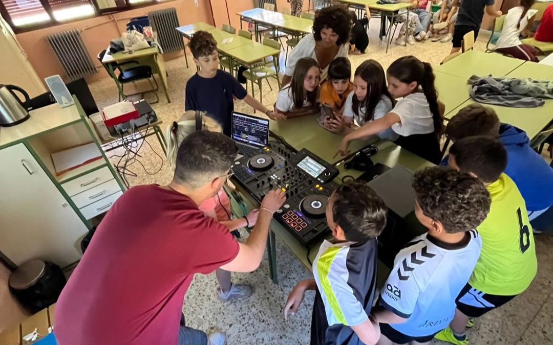 Taller para aprender a ser dj en el colegio./ Ayto.