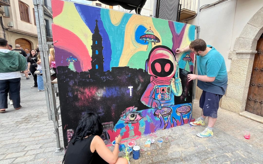 El artista local Andrés Giner ultimando el cuadro que unía techno y arte./ C.O.