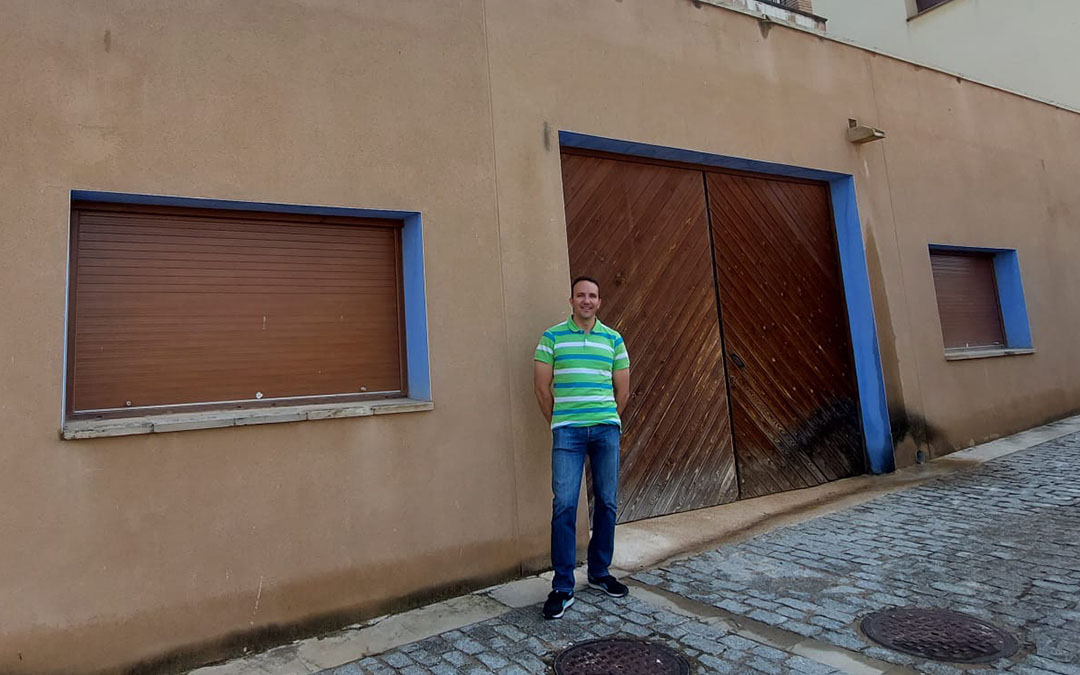 El alcalde, Miguel Gascón, junto al edificio Multiusos que será objeto de actuación para finalizarlo./ J.L.