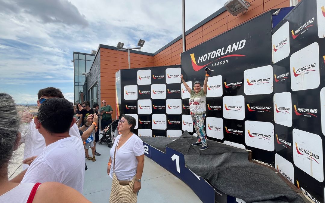 Los asistentes a la jornada de puertas abiertas de este domingo pudieron fotografiarse en el podio de Motorland./ C.O.