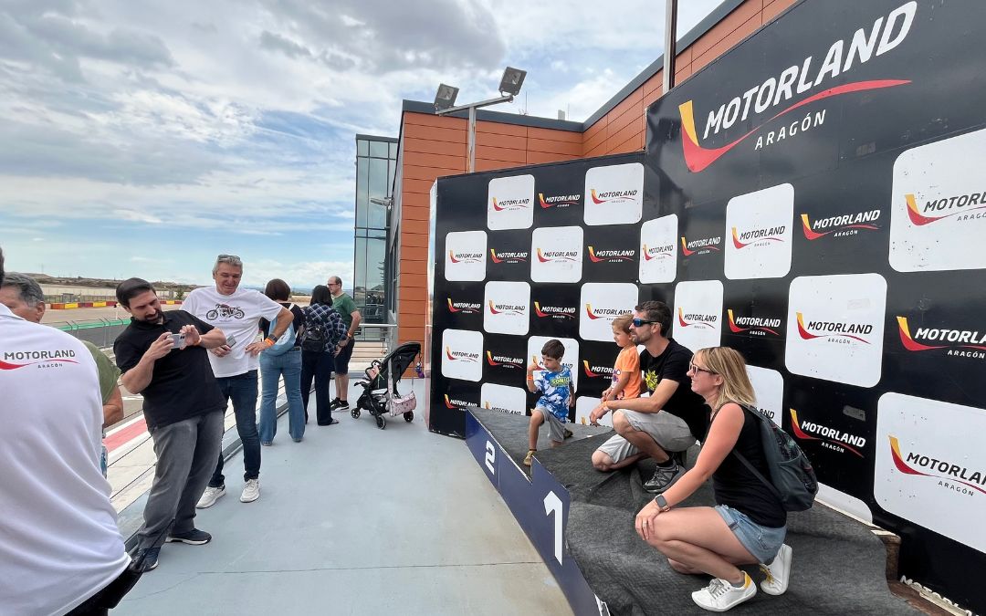 Los asistentes a la jornada de puertas abiertas de este domingo pudieron fotografiarse en el podio de Motorland./ C.O.