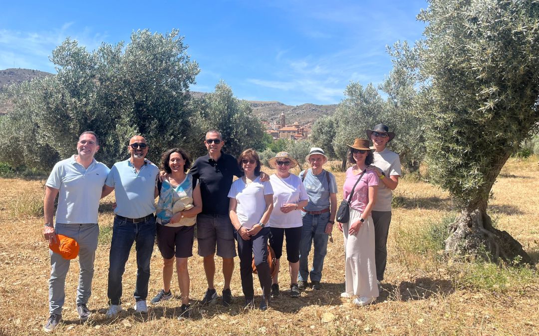 Foto de familia de padrinos y madrinas de Apadrina un Olivo este domingo en una de las visitas del décimo aniversario./ C.O.