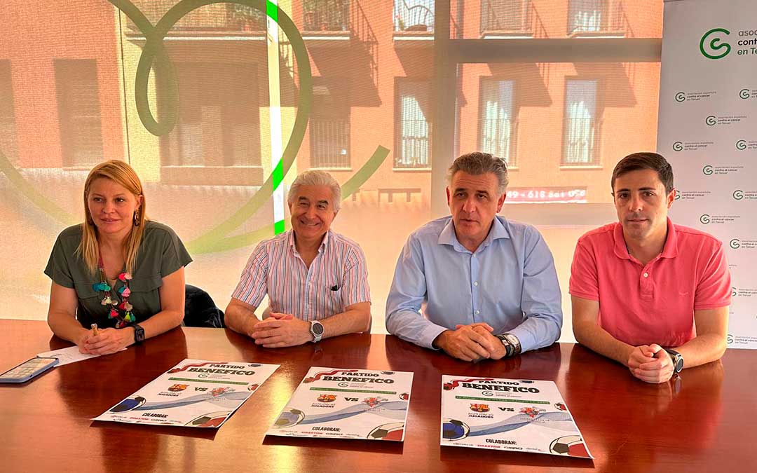 Joaquín Moreno, alcalde de Utrillas, José María Lancis, concejal de Deportes, Miguel Ángel Sauras, presidente de la AECC en Teruel y Belén Royo, gerente de la AECC en Teruel. / Ayuntamiento Utrillas