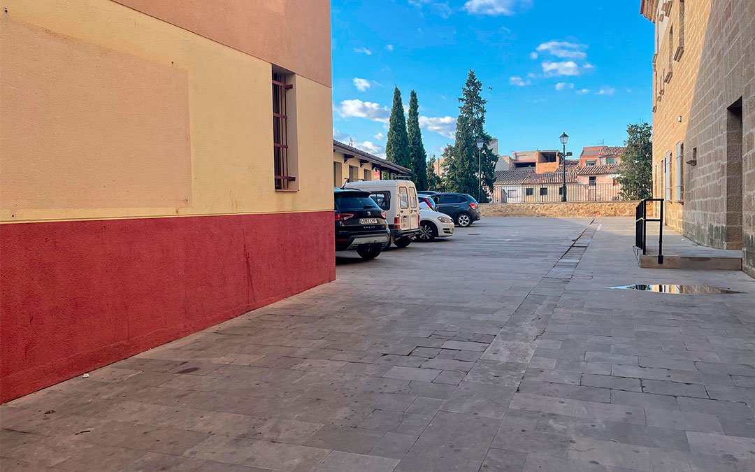 El enfrentamiento se ha producido en la plaza junto a la oficina del INAEM de Caspe./ S.F.