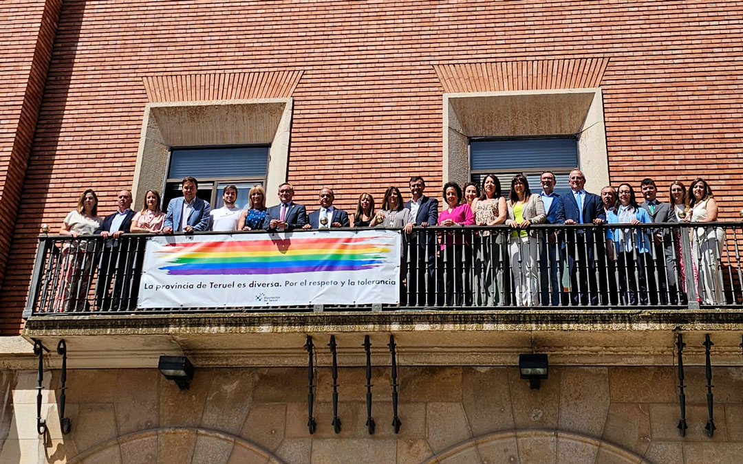 Después del pleno se ha colocado una bandera del Orgullo en el balcón./ DPT