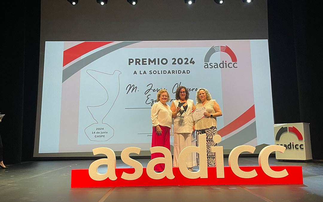 Premio ASADICC al Compromiso para Mª Jesús Clavero./S. Fondevilla