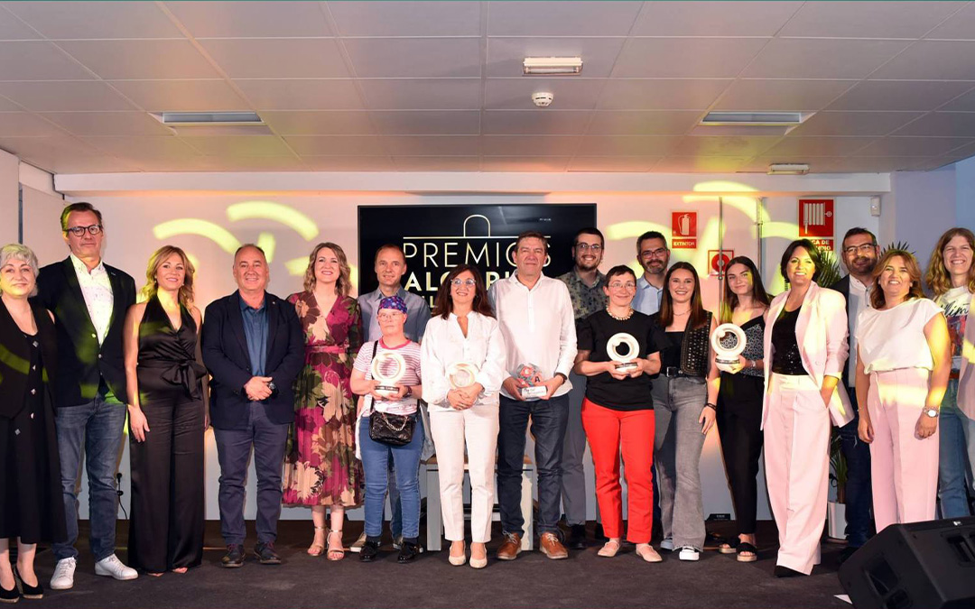 Los empresarios galardonados en la gala del pasado viernes junto a representantes del Ayuntamiento de Alcorisa y de la Asociación Empresarial./ Tomás Montero