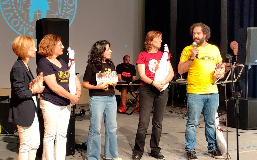 Representantes de los Festivales Poborina Folk, Gaire y Tamborilé recogiendo el premio en la categoría Autonómica./I.M.