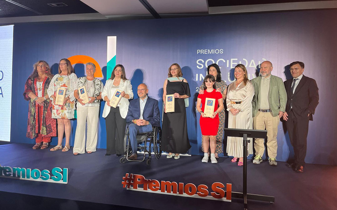 Foto de familia de los premiados por COCEMFE España./ Ayuntamiento de Caspe