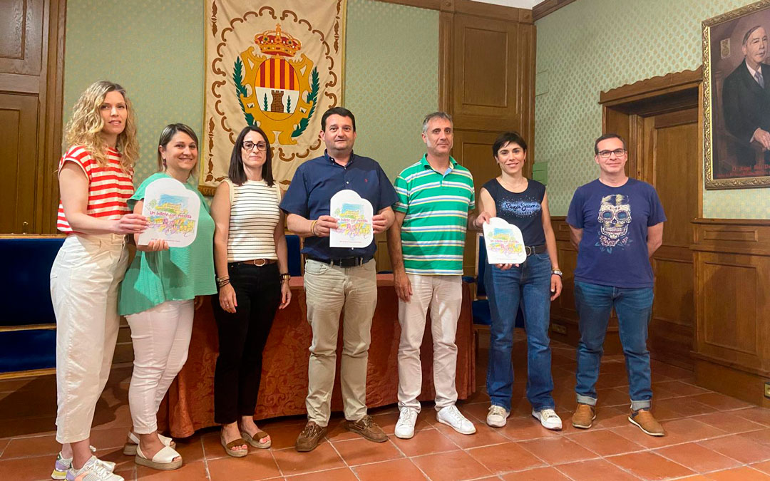 La junta de ACSA junto a varios concejales durante la presentación del proyecto./ M.M.R.
