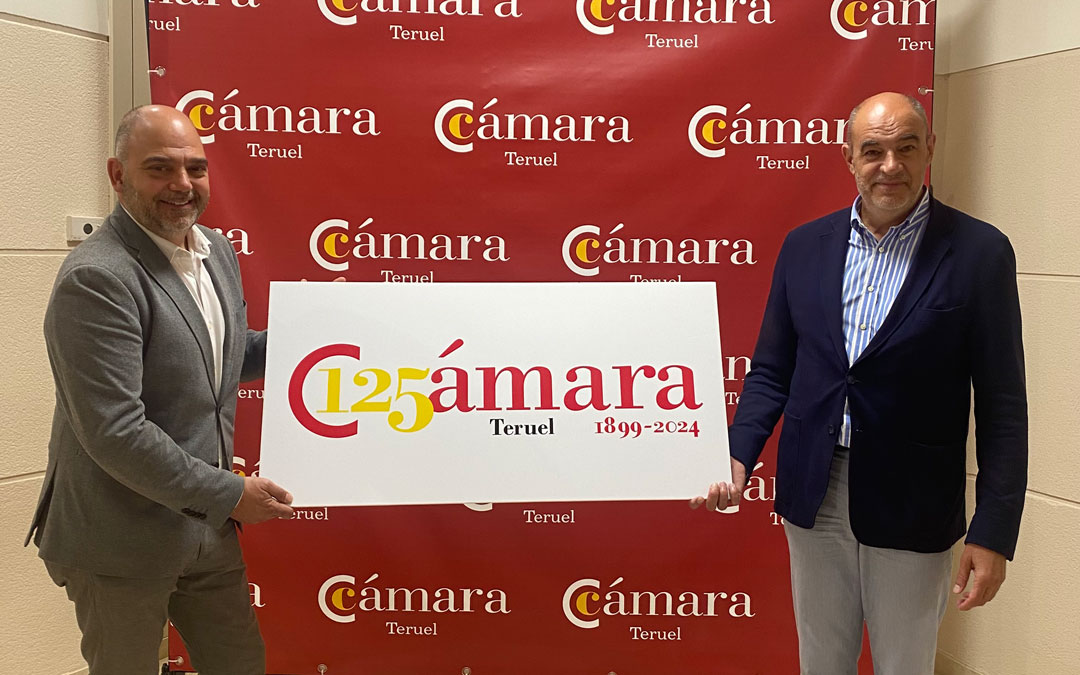 Antonio Santa Isabel, presidente de la Cámara y Santiago Ligros, secretario general posan junto al nuevo logo diseñado para la conmemoración del 125 aniversario de la institución./ Cámara de Comercio