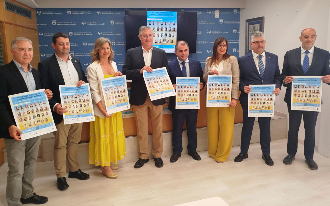 Organización y representantes institucionales posan con el cartel de la VI edición del Curso./ L.C.