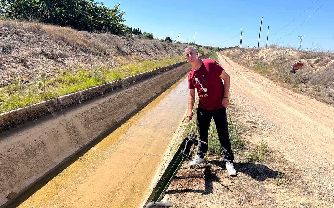 El concejal de Agricultura, este lunes, observando los estragos de la sequía en el canal que riega las huertas viejas de Alcañiz y lleva agua a la Estanca / L. Castel