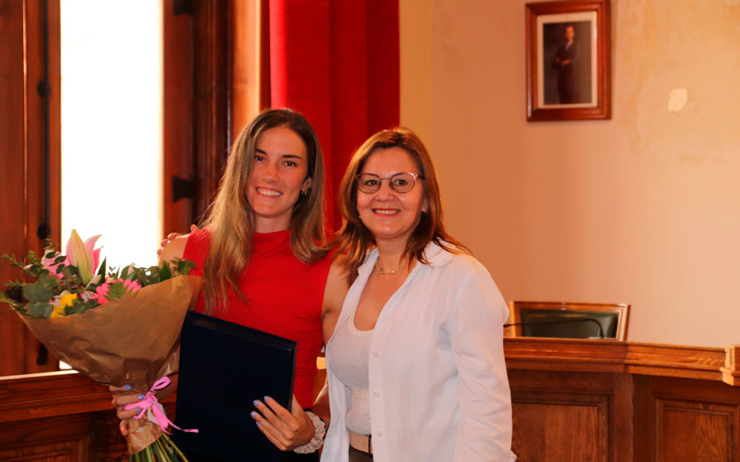 La alcaldesa Ana Jarque junto a Irene Burillo./ Ayto. Caspe