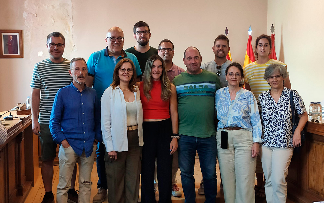 Corporación municipal junto al presidente comarcal e Irene Burillo (de rojo)./ Ayto. Caspe