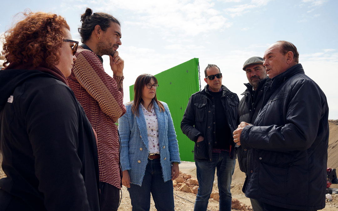 Imagen de la visita de representantes institucionales al rodaje de la película After./ DPT