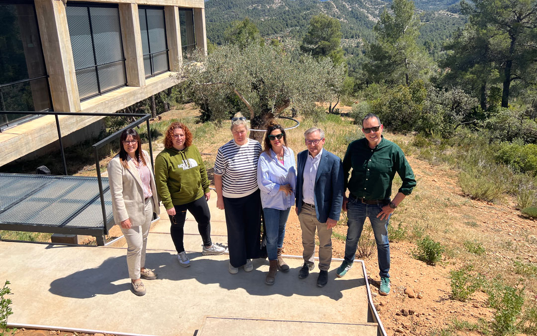 Visita de Marta Sancho, el presidente Joaquín Juste y los coordinares de la TFC y la Aragón Film Commission al rodaje de un reality en el Matarraña./ DPT