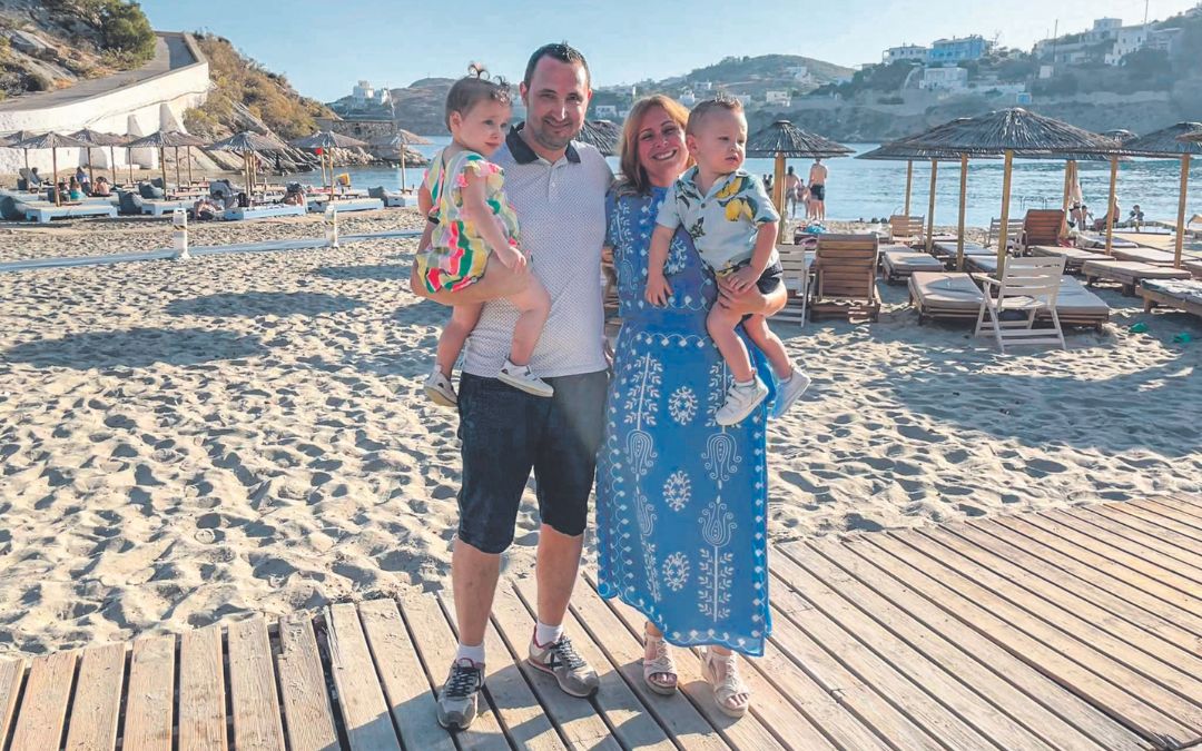 Los pequeños Tanith y Joel, usuarios de Mequinenza del centro de la Fundación Atención Temprana de Caspe, junto a sus padres, Sandra y Rubén./ A.P.