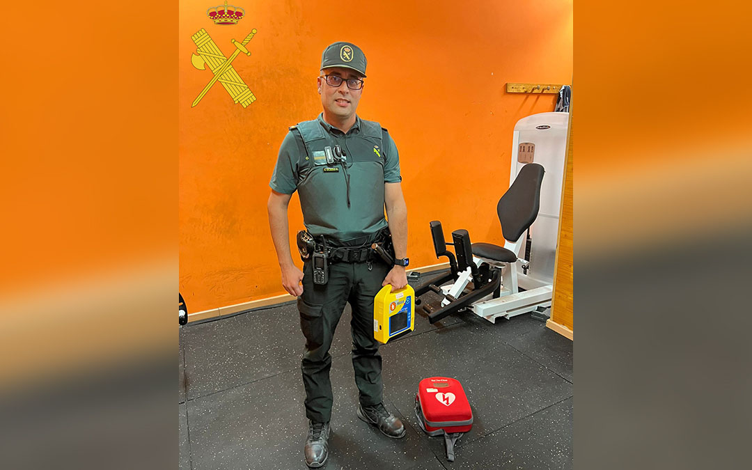 El Cabo 1º de Valdealgorfa junto al desfibrilador./ Guardia Civil.