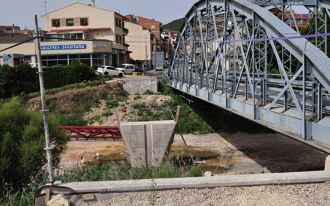 Estado actual de las obras, con los estribos y el pilar central y una de las estructuras a punto de ser instalada./ J.L.