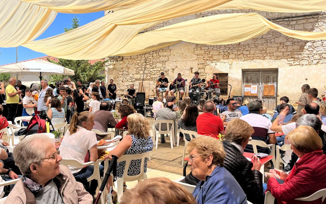 Gran ambiente este domingo durante el concierto de Kalumnia, que dio fin a la VII Feria de la Tapa de Valjunquera./ C.O.