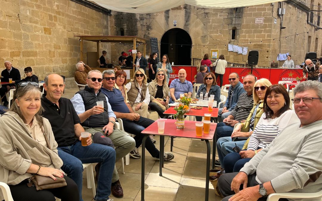 Grupo de amigos disfrutando este sábado de la feria./ C.O.
