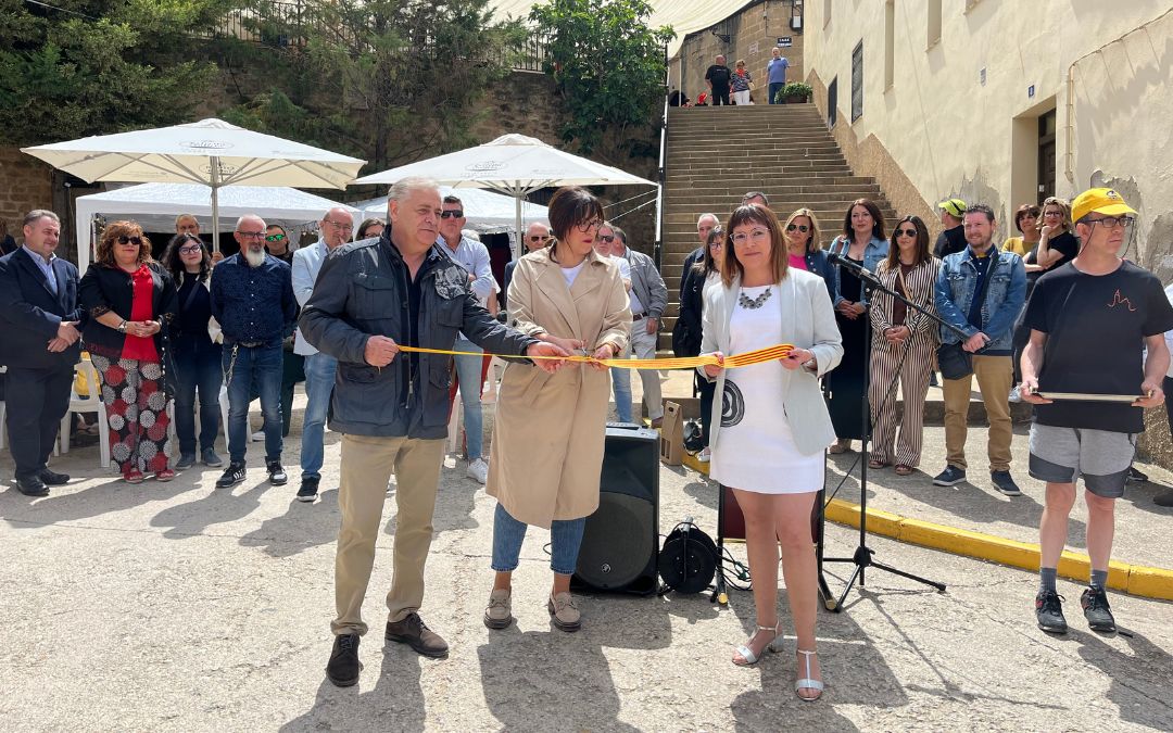 Inauguración de la feria por Susana Traver, alcaldesa de Valjunquera; Marta Sancho, diputada provincial; y Fernando Camps, presidente de la Comarca del Matarraña./ C.O.